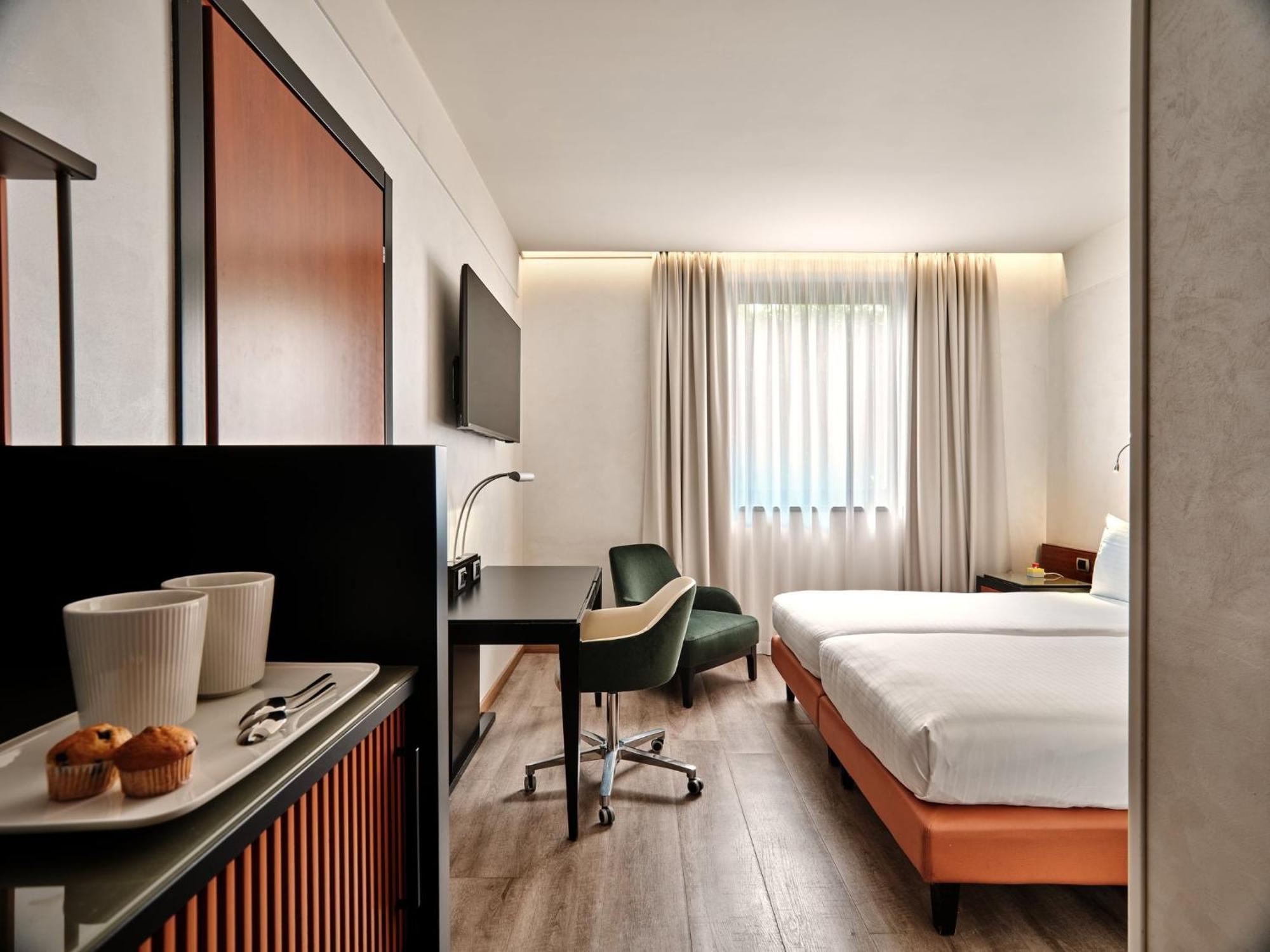 Crowne Plaza Milan - Malpensa Airport By Ihg Hotel Case Nuove  Exterior photo